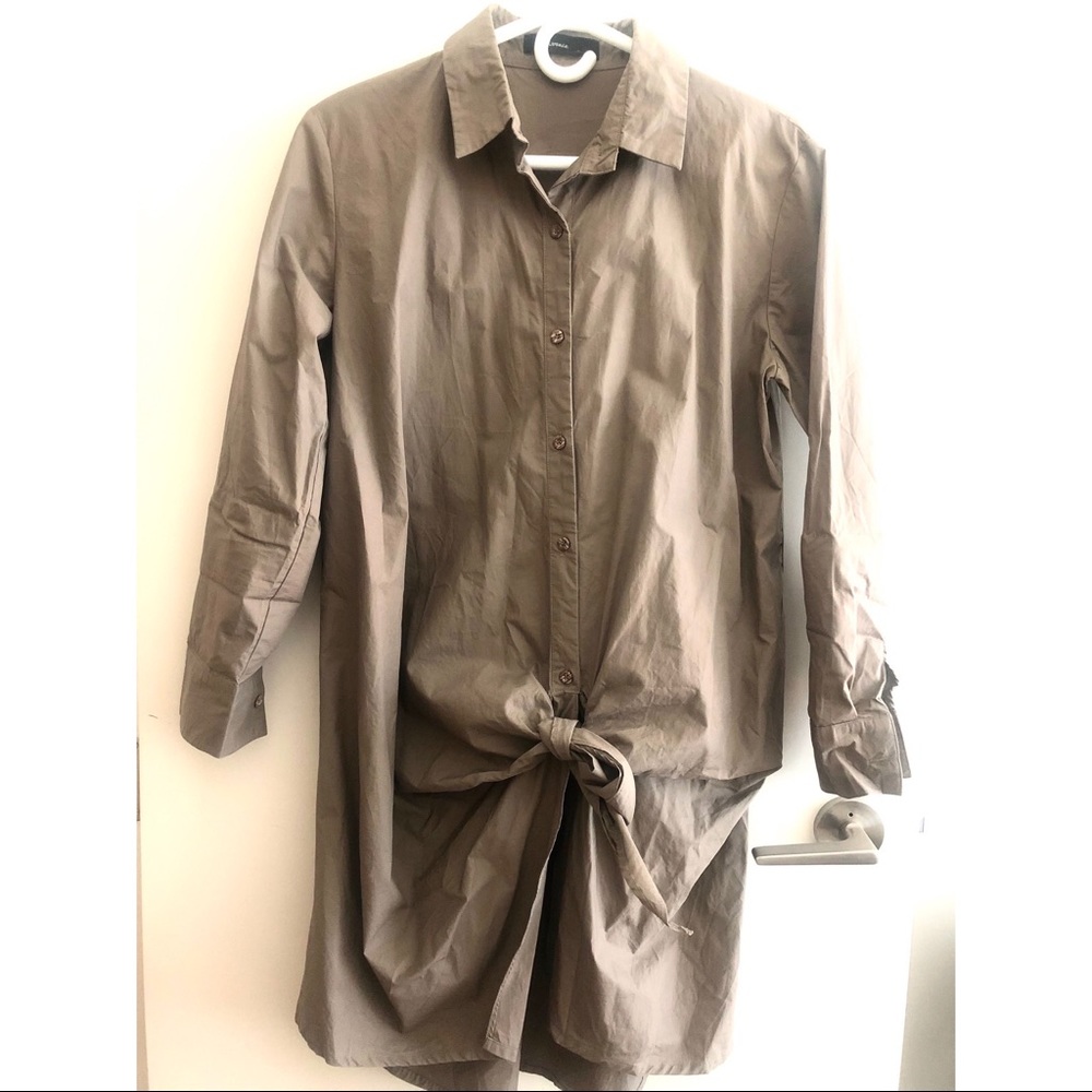 2/$50 Mosaic brown long-sleeved button-down top